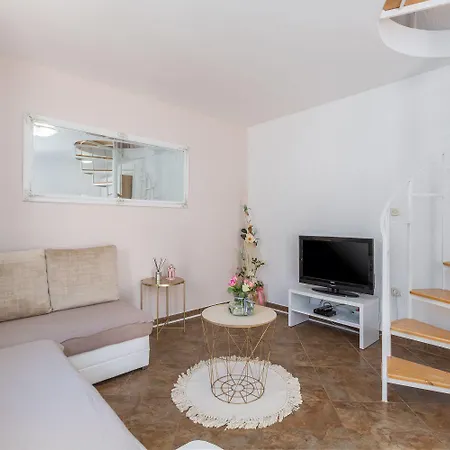 Besonderes Mit Eigener Galerie Im Dachgeschoss - Nur Wenige Minuten Zum * Porec