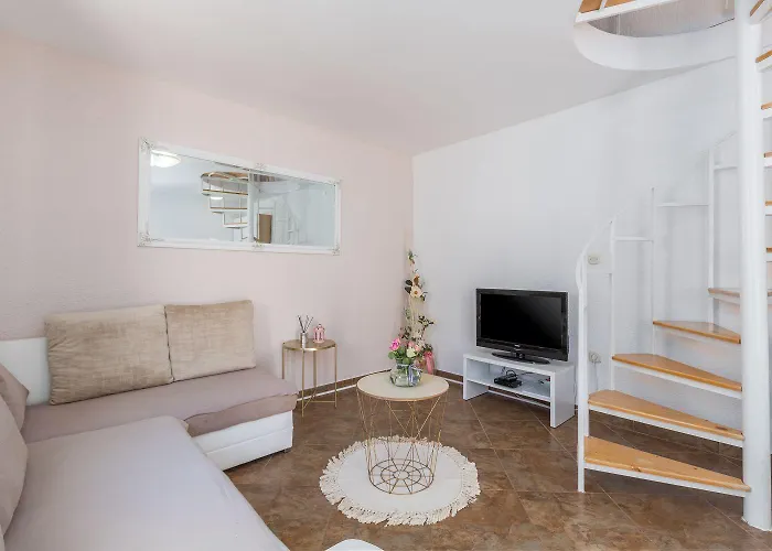 Besonderes Mit Eigener Galerie Im Dachgeschoss - Nur Wenige Minuten Zum * Poreč